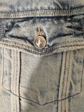 New Women’s Guess Jean Jacket with Awesome Quality Silver Buttons and Logo